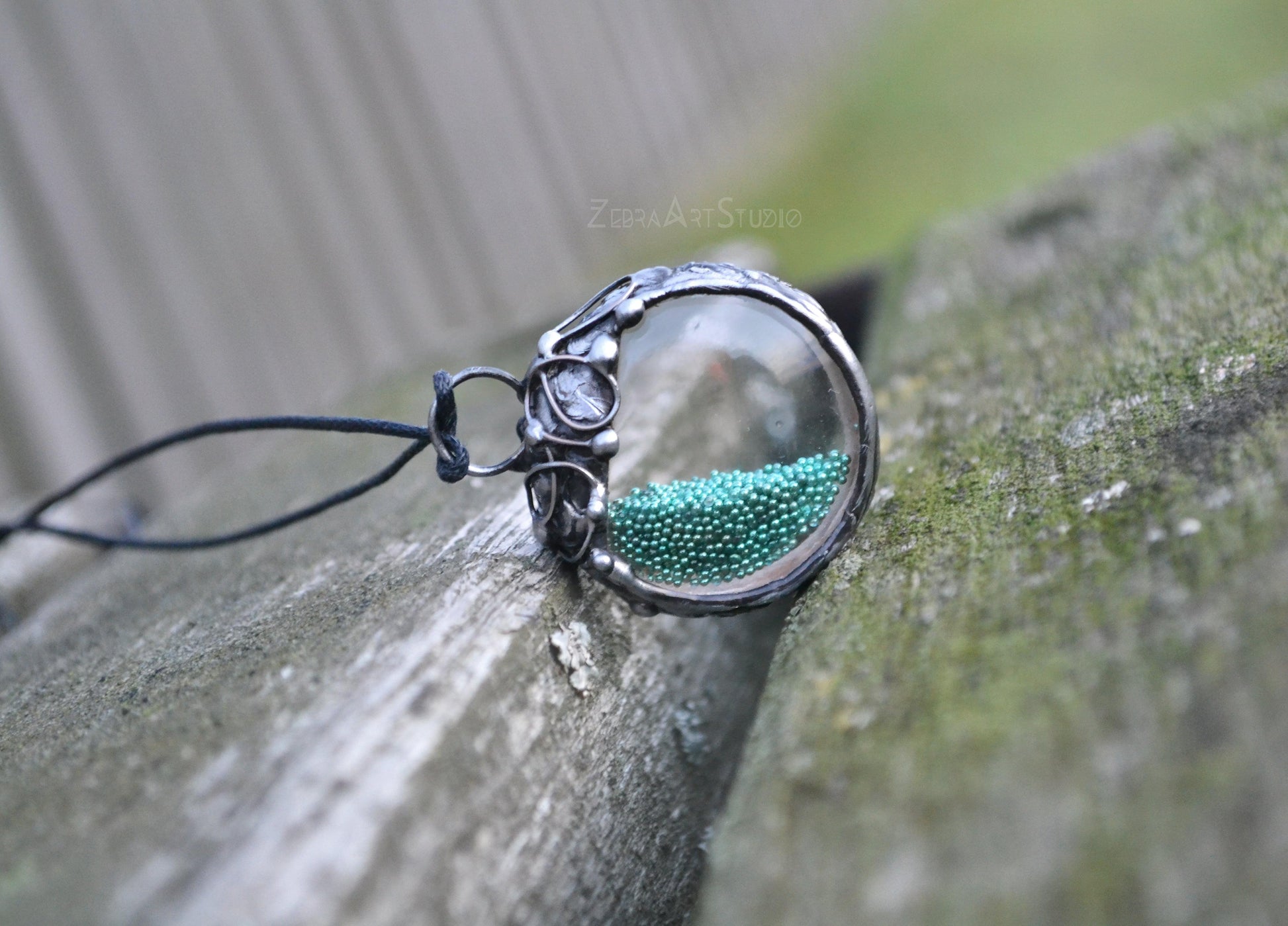 Moving beads necklace, Shaker necklace