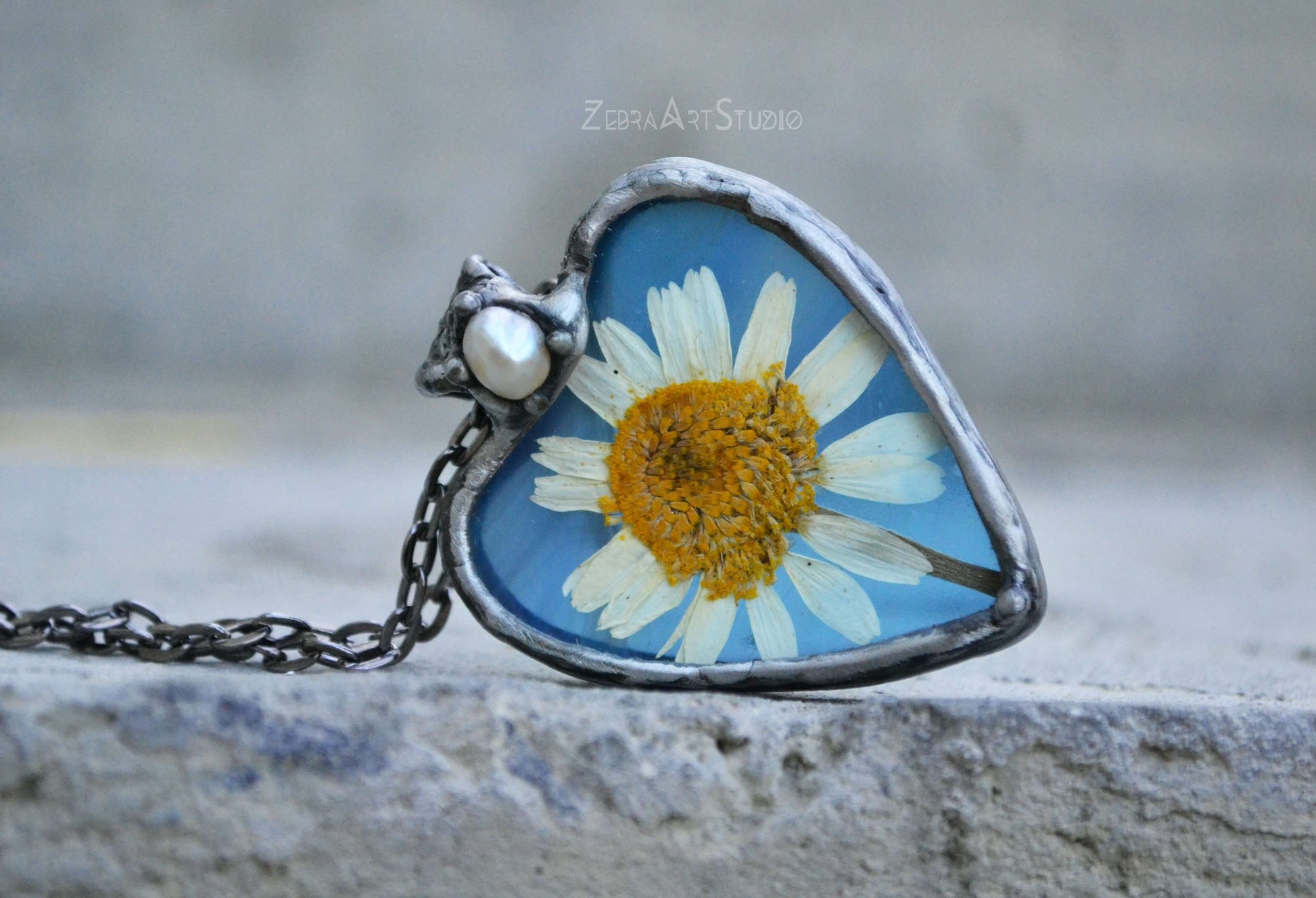 Daisy necklace with pearl