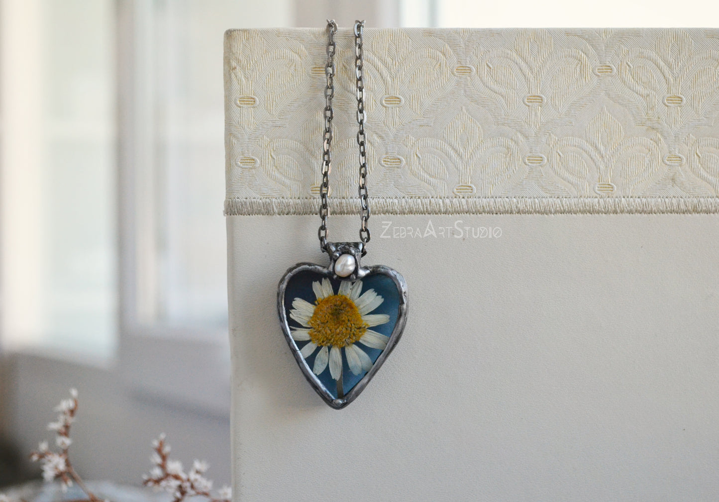 Daisy necklace with pearl