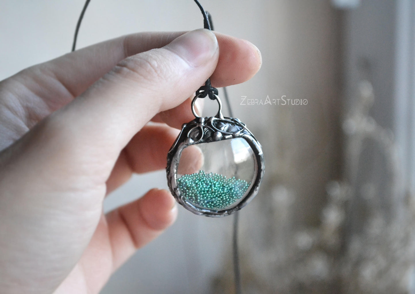 Moving beads necklace, Shaker necklace