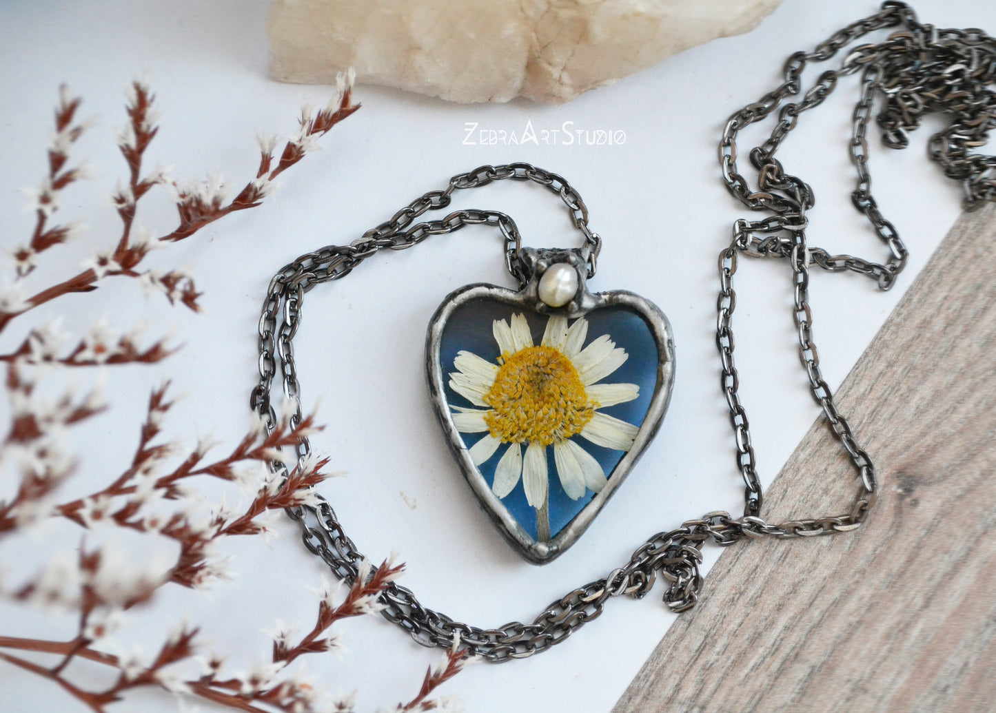Daisy necklace with pearl