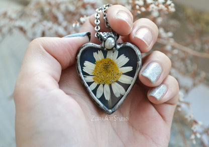 Daisy necklace with pearl